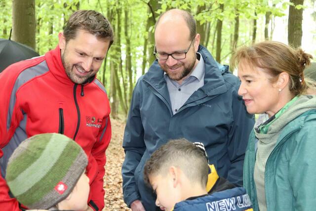 Andreas Kufer und Andreas Herschmann lauschen den Erzählungen der Kinder. Cordula Riegler hilft bei Fragen. 