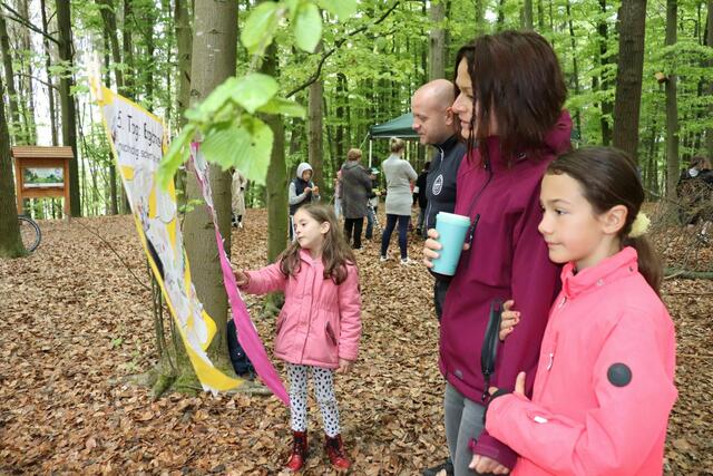 Kinder zeigen ihren Eltern was sie gelernt haben. 