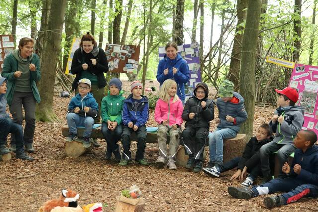 Lehrerin Cordula Riegler, Försterin Anna Hunklinger und Lehrerin Barbara Witty führen mit den Kindern das Waldlied auf. 