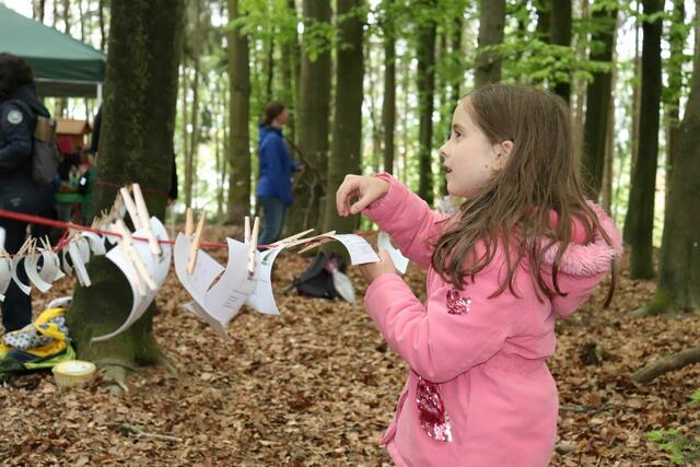 Ein Kind zeigt seinen Eltern was sie erarbeitet hat. 