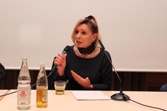 Ilona Roché bei ihrem Vortrag