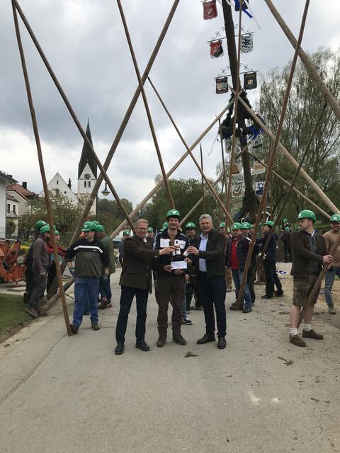 Maibaum Aufstellen in Uttenhofen