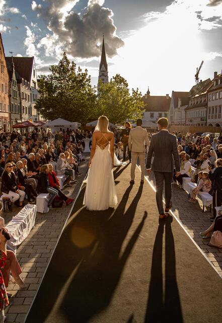 Unterschiedlichste Mode wurde präsentiert, von Abendmode über nachhaltige Kleidung bis hin zu Brautkleidern.  | Foto: Karl Ebensberger