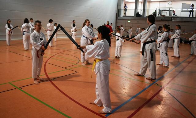 Schwertkampf mit Schaumstoff- und Holz-Schwerter