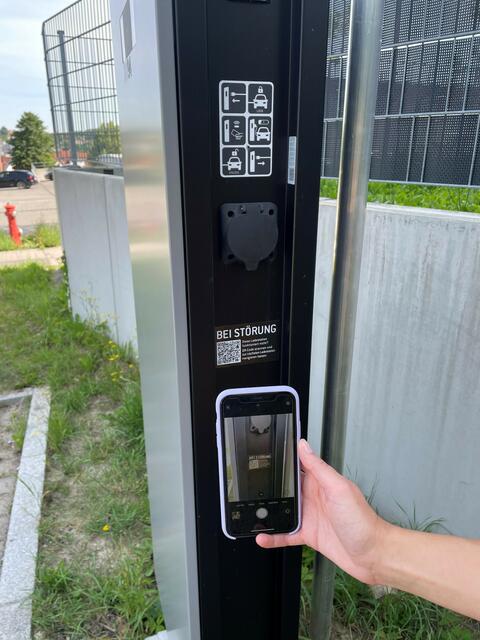 Bei Störung einer E-Ladesäule können Benutzer*innen einen speziellen QR-Code abscannen. Dieser zeigt anschließend den Weg zur nächsten freien und funktionsfähigen Säule an. 