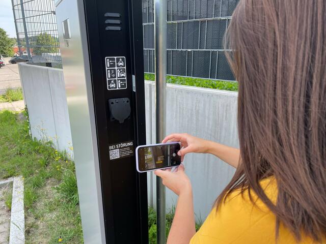 Bei Störung einer E-Ladesäule können Benutzer*innen einen speziellen QR-Code abscannen. Dieser zeigt anschließend den Weg zur nächsten freien und funktionsfähigen Säule an. 