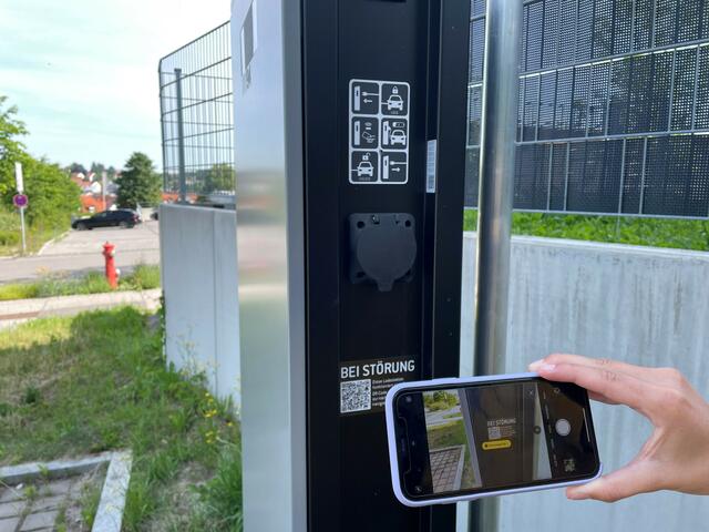 Bei Störung einer E-Ladesäule können Benutzer*innen einen speziellen QR-Code abscannen. Dieser zeigt anschließend den Weg zur nächsten freien und funktionsfähigen Säule an. 