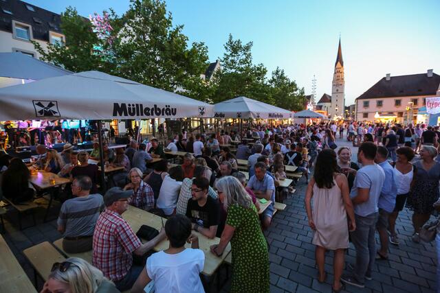 Die Innenstadt war voller Menschen und es wurde ausgelassen gefeiert.  | Foto: Florian Schaipp