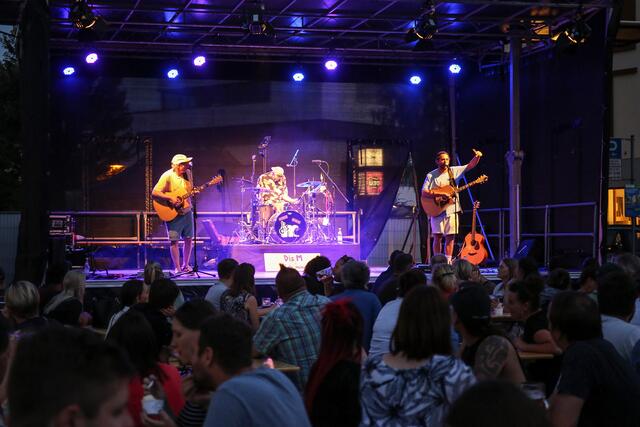 Zahlreiche Live-Auftritte verschiedener Künstler unterhielten das Publikum.  | Foto: Christian Elling