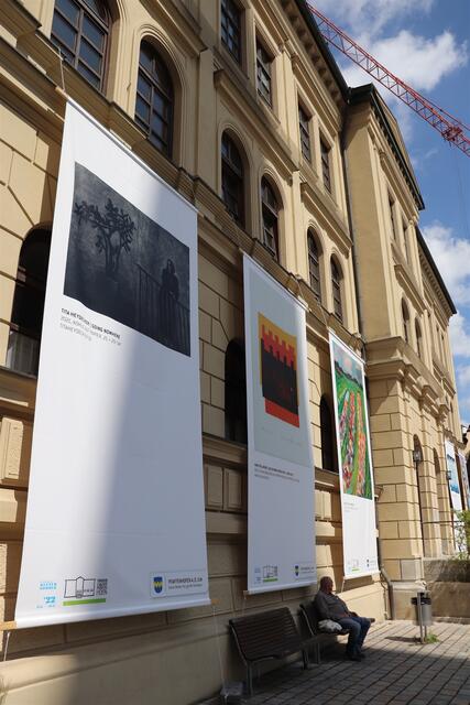 Auf sechs großflächigen Bannern werben ausgewählte Kunstwerke für die Ausstellung „Hallertauer Künstler“.