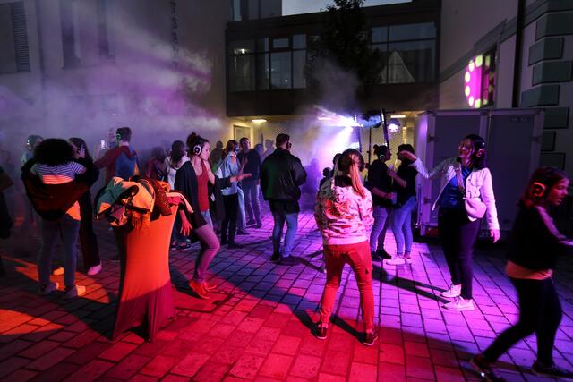 Die Silent Disco auf dem Oberen Hauptplatz vor dem Landratsamt | Foto: Alex Loschinski
