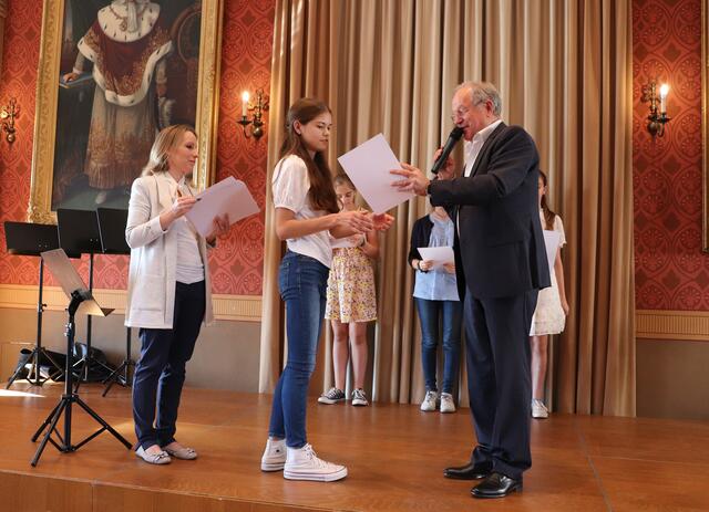 Die Teilnehmer des bronzenen Leistungsabzeichen erhalten ihre Urkunden.