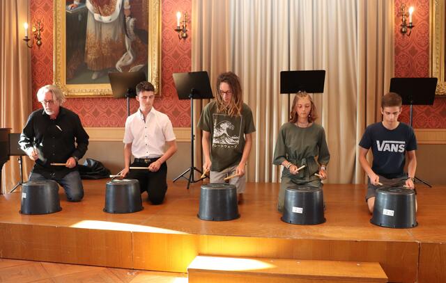 Improvisation auf schwarzen Eimern