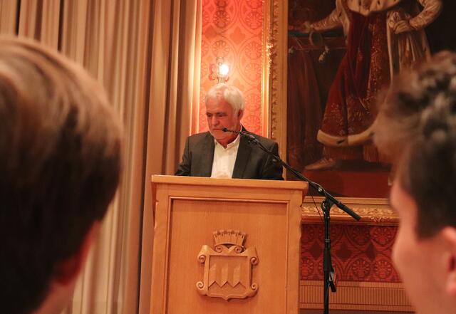 Kulturreferent Haiplik würdigt Daniel Sauer in seiner Laudatio. | Foto: Stadt Pfaffenhofen