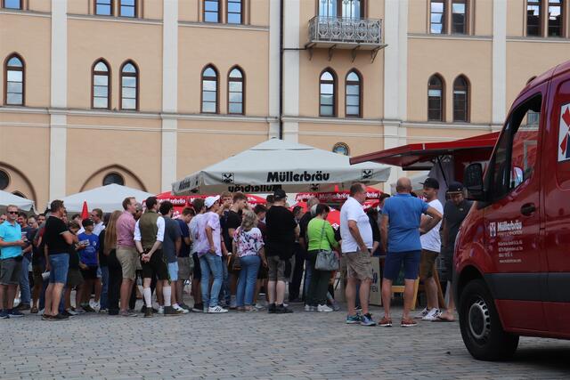 Bereits vor dem Ausschankbeginn bildeten sich lange Warteschlangen.