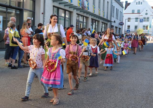 Die Vorschulkinder beim Festzug zum Volksfestplatz.