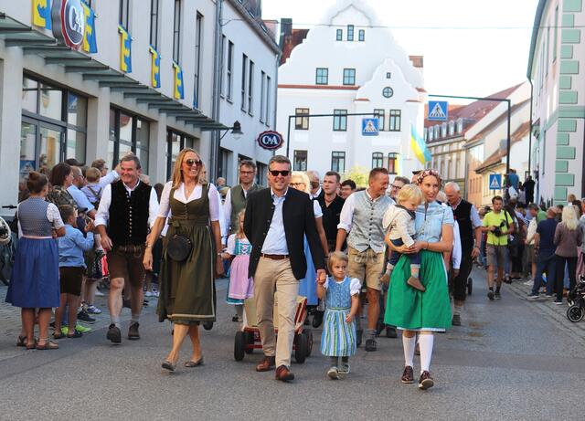 Foto:  Der Festzug auf der Ingolstädter Straße.
