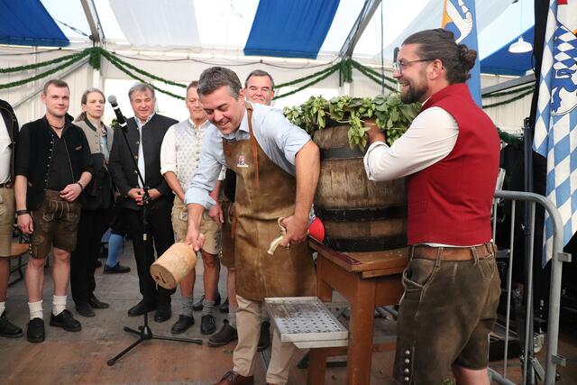 Bürgermeister Thomas Herker beim Anstich im Festzelt.