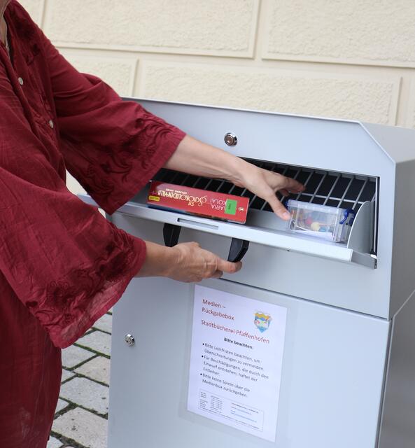 Die neue Medien-Rückgabe-Box befindet sich links neben dem Eingang zum Haus der Begegnung.