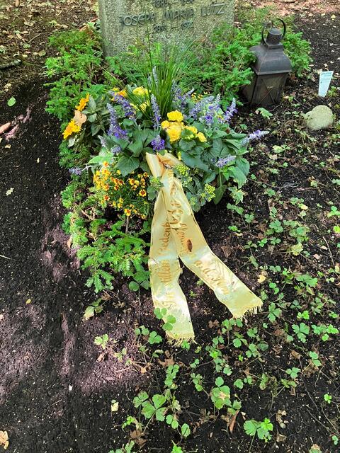 Die Stadt gedenkt zum 50. Todestag ihres Ehrenbürgers
Joseph Maria Lutz mit einer Blumenschale auf
seinem Grab am Waldfriedhof in München.