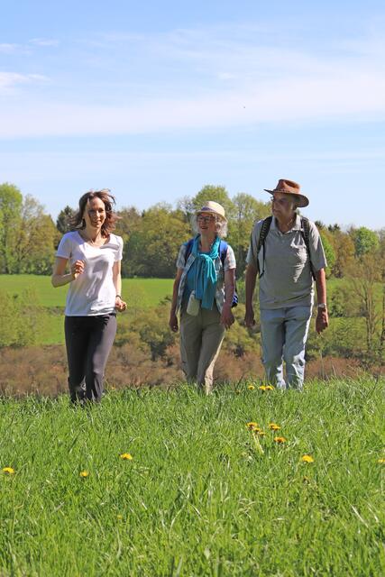 Vom Sofa hochkommen und aktiv werden!Joggen, wandern, spazieren – 
köperliche Aktivität steigert das emotionale Wohlbefinden.