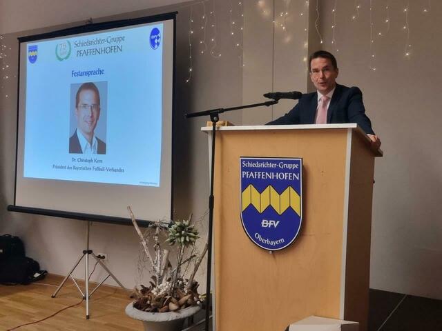 Der Präsident des Bayerischen Fußball-Verbandes Dr. Christoph Kern lobte die positive Entwicklung der Schiedsrichtergruppe Pfaffenhofen in den vergangenen Jahren. | Foto: Wolfgang Inderwies