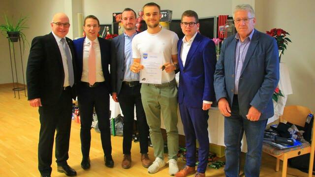 Die „goldene Pfeife“ für besonderes Engagement erhielt diesmal der Bezirksliga-Förderschiedsrichter Florian Menacher (3. von rechts). Es gratulierten (von links) Gruppenschiedsrichterobmann Wolfgang Inderwies, BFV-Präsident Dr. Christoph Kern, das Mitglied des Bezirksschiedsrichterausschuss Alexander Schkarlat, Landeslehrwart Alexander Pott und Kreisschiedsrichterobmann Hans Kroll. | Foto: Ralph Steffen