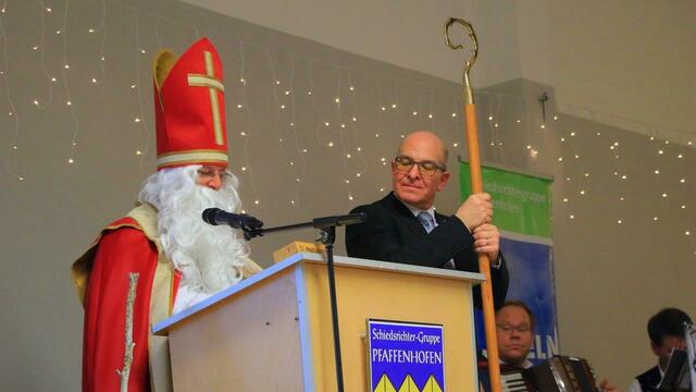 Der Heilige Nikolaus alias Norbert Thurner wusste sogar über manchen Ehrengast eine lustige Anekdote zu berichten, Obmann Wolfgang Inderwies wurde zum Assistenten beordert.  | Foto: Ralph Steffen