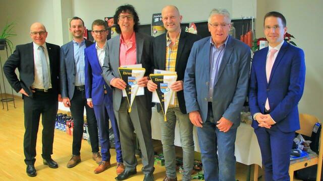 Großer Bahnhof für besondere Ehrungen: Den Ehrenwimpel der Schiedsrichtergruppe Pfaffenhofen erhielten für 14-jährige Tätigkeit als Lehrwart Anton Wagner (BC Uttenhofen, 4. von rechts) und für achtjährige Tätigkeit als stellvertretender Obmann und Einteiler Michael Seidl (SV Fahlenbach, 3. von rechts). Es gratulierten (von links) Gruppenschiedsrichterobmann Wolfgang Inderwies, das Mitglied des Bezirksschiedsrichterausschuss Alexander Schkarlat, Landeslehrwart Alexander Pott, Kreisschiedsrichterobmann Hans Kroll und BFV-Präsident Dr. Christoph Kern. | Foto: Ralph Steffen