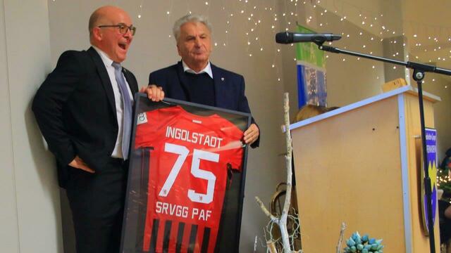 Ein besonderes Geburtstagsgeschenk hatte der ehemalige Bundesligaschiedsrichter und FC Ingolstadt-Repräsentant Werner Roß (rechts) für die Schiedsrichtergruppe Pfaffenhofen. Deren Obmann Wolfgang Inderwies (links) ist sichtlich überrascht. | Foto: Ralph Steffen