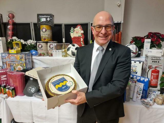 Obmann Wolfgang Inderwies freut sich über eine Jubiläumstorte, die Bäckermeister Hermann Häußler aus Geroldshausen für die Tombola spendiert hatte. Glücklicher Gewinner war Sportrichter Walter Marczika aus Ingolstadt. | Foto: Wolfgang Inderwies