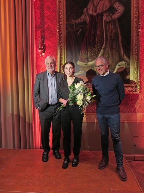 Anahit Bagradjans (Mitte) nimmt Abschied von Pfaffenhofen. (links: Kulturreferent Reinhard Haiplik, rechts: Juryvorsitzender Steffen Kopetzky)