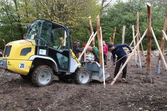 Derzeit läuft unter Einbeziehung der Bürgerinnen und Bürger die Neugestaltung und Vergrößerung des Abenteuerspielplatzes in Niederscheyern.