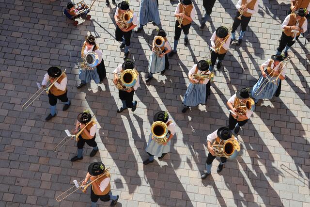 Nach zwei Jahren Pause startete das 72. Volksfest bei strahlendem Sonnenschein. Einzug der Stadtkapelle.