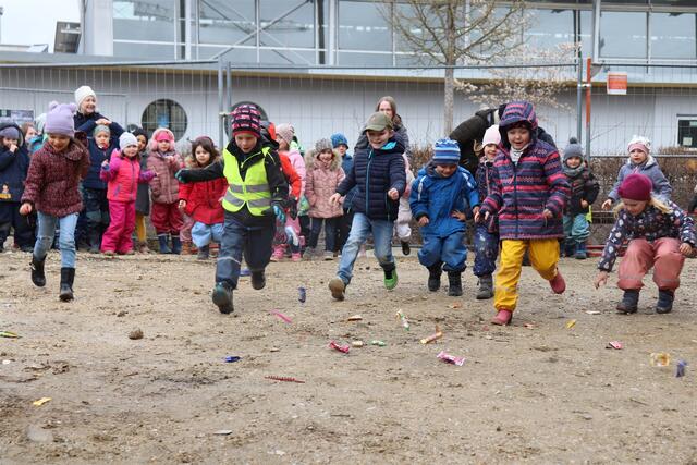 Die Kinder des Maria Rast Kindergarten freuten sich 
bei der Hebauf-Feier für das neue "Haus der Kinder" über die Süßigkeiten.