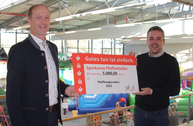 Sparkassen-Vorstandsmitglied Tino Müller übergibt einen Scheck über 5.000 Euro an Bürgermeister Thomas Herker. 
