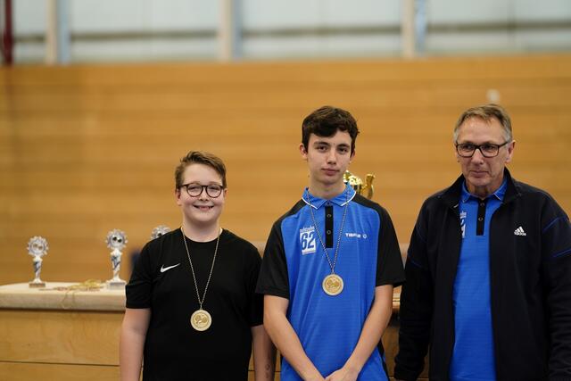 Über Gold im Doppel der Jugend freuten sich Nils Gaumnitz und Benedikt Steininger gemeinsam mit Abteilungsleiter Heinz Wohlers.