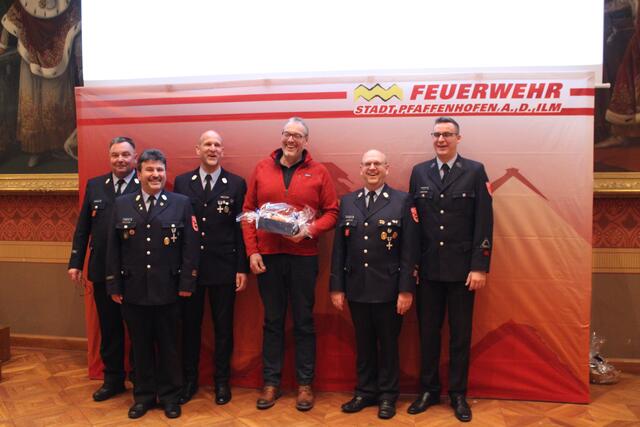 v.l.n.r. Roland Seemüller (1. Kommandant), Karl-Heinz Denk (1. Vorstand), Adrian Schratt (3. Kommandant), Bernd Tück (Verabschiedung nach 47 Jahren aktiver Dienst), Manfred Schweigard (2. Kommandant), Dr. Quirin Axthammer (2. Vorstand)