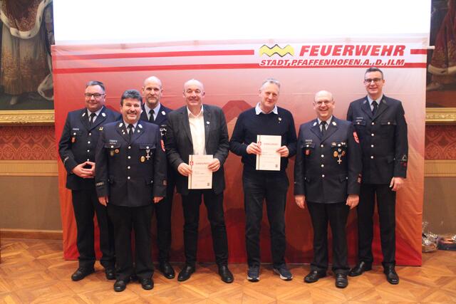 v.l.n.r. Roland Seemüller (1. Kommandant), Karl-Heinz Denk (1. Vorstand), Adrian Schratt (3. Kommandant), Thomas Röder, Martin Schöll (beide 20 Jahre Mitgliedschaft Verein), Manfred Schweigard (2. Kommandant), Dr. Quirin Axthammer (2. Vorstand)