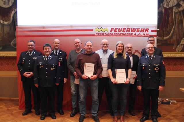 v.l.n.r. Roland Seemüller (1. Kommandant), Karl-Heinz Denk (1. Vorstand), Adrian Schratt (3. Kommandant), Dr. Arvid Thiele, Helmut Wiesbeck, Josef Suckart, Nicola Daubmeier, Hans-Dieter Kappelmeier (alle 10 Jahre Mitgliedschaft Verein), Manfred Schweigard (2. Kommandant), Dr. Quirin Axthammer (2. Vorstand)