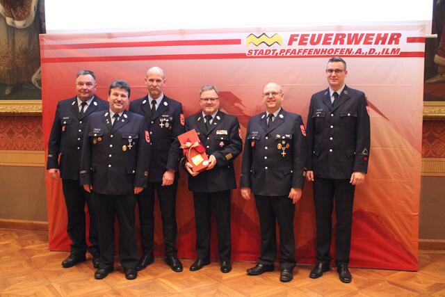 v.l.n.r. Roland Seemüller (1. Kommandant), Karl-Heinz Denk (1. Vorstand), Adrian Schratt (3. Kommandant), Armin Wiesbeck (Verabschiedung als Kreisbrandrat), Manfred Schweigard (2. Kommandant), Dr. Quirin Axthammer (2. Vorstand)