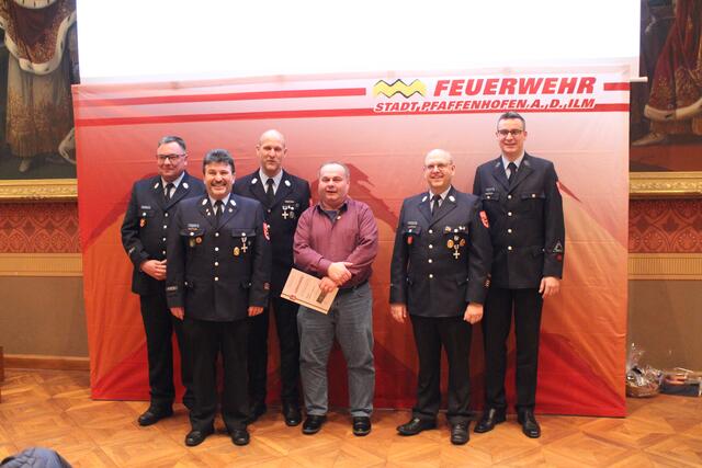 v.l.n.r. Roland Seemüller (1. Kommandant), Karl-Heinz Denk (1. Vorstand), Adrian Schratt (3. Kommandant), Robert Siebler (40 Jahre Mitgliedschaft Verein und aktiver Dienst), Manfred Schweigard (2. Kommandant), Dr. Quirin Axthammer (2. Vorstand)