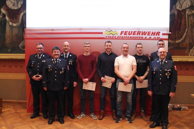 v.l.n.r. Roland Seemüller (1. Kommandant), Karl-Heinz Denk (1. Vorstand), Adrian Schratt (3. Kommandant), Lars Creutzer, Ludwig Hamm, Thomas Mühlbauer, Bernhard Schwarz (alle 10 Jahre aktiver Dienst), Manfred Schweigard (2. Kommandant), Dr. Quirin Axthammer (2. Vorstand)