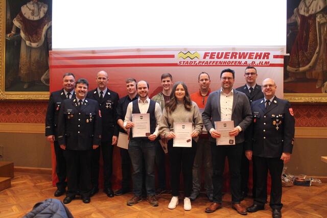 v.l.n.r. Roland Seemüller (1. Kommandant), Karl-Heinz Denk (1. Vorstand), Adrian Schratt (3. Kommandant), Kevin Wichtler (Feuerwehrmann), Dominik Schmidt (Oberfeuerwehrmann), Marco Krause (Feuerwehrmann), Natalie Wörmann (Feuerwehrfrau), Dr. Boris Röhrl (Feuerwehrmann und Feuerwehrarzt), Florian Nischwitz (Brandmeister), Manfred Schweigard (2. Kommandant), Dr. Quirin Axthammer (2. Vorstand)