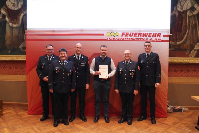 v.l.n.r. Roland Seemüller (1. Kommandant), Karl-Heinz Denk (1. Vorstand), Adrian Schratt (3. Kommandant), Max Prechter (20 Jahre Mitgliedschaft Verein und aktiver Dienst), Manfred Schweigard (2. Kommandant), Dr. Quirin Axthammer (2. Vorstand)