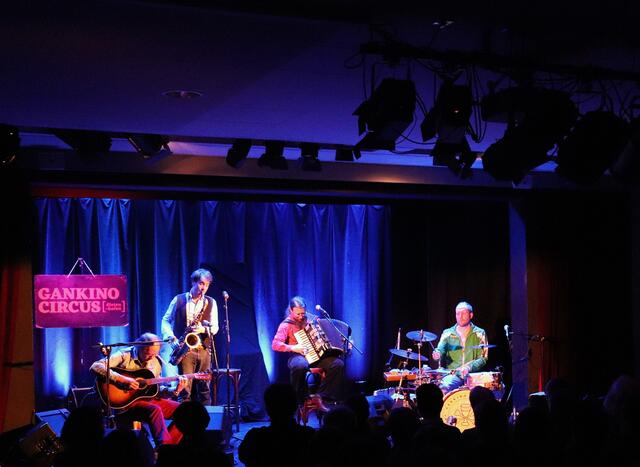 Gankino Circus auf der Bühne im Theatersaal.