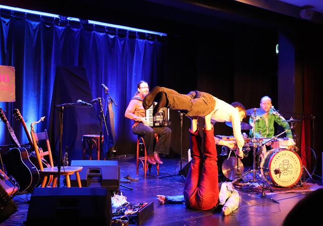 Gankino Circus auf der Bühne im Theatersaal.