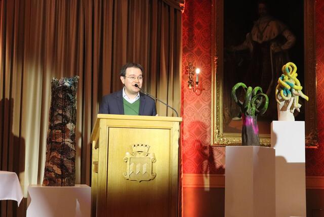 Der Kunsthistoriker Dr. Matthias Memmel gratulierte Pfaffenhofen zu einem "hochkreativen Bürger". 