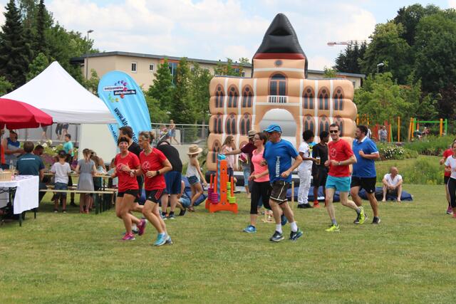 Beim MTV Lauftreff und dem Ausdauersport Förderverein heißt es an diesem Nachmittag „Run/Walk the City“ – die beiden Vereine laden zu einem sechs bis acht Kilometer langen Lauf/Walk quer durch die Stadt ein.