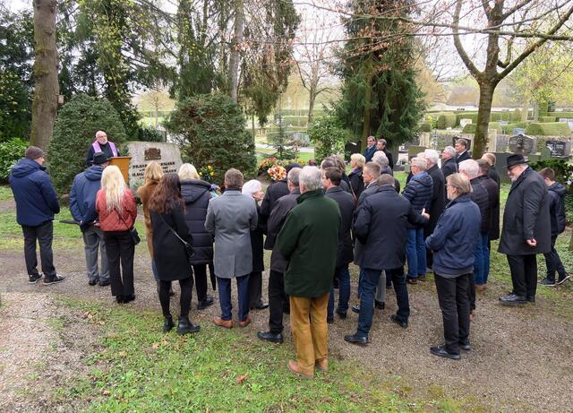 Stadtpfarrer Albert Miorin gestaltete eine Andacht am Grab von Dr. Hans Eisenmann.  | Foto: Andreas Sauer